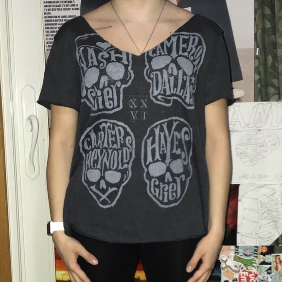 Untied Magcon shirt - Picture 2 of 2